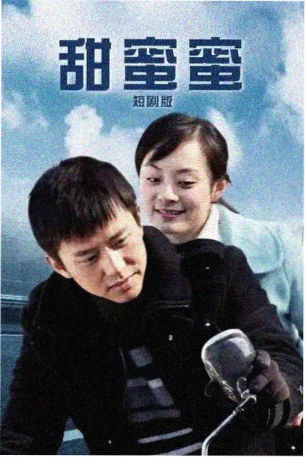 场馆开放时间公示牌前翻阅手账的编辑